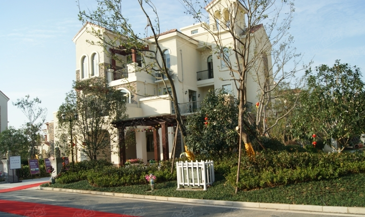 碧桂园位于芜湖市三山区龙窝湖旁,全新景观楼王镜湖春色,85-128㎡