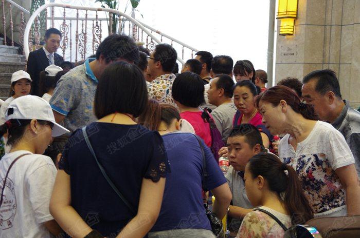 大家蜂拥而入,继续排队领取筹号,现场客户掀起了认筹热潮,活动现场