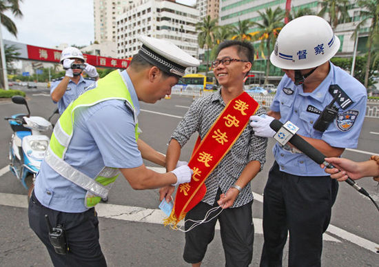 海口電動車整治這次真夠嚴 近萬違法人戴綬帶糾違