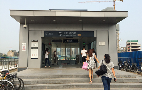 之后,只想到了一句话,富力承包了6号线北运河西站的地铁口的所有出口