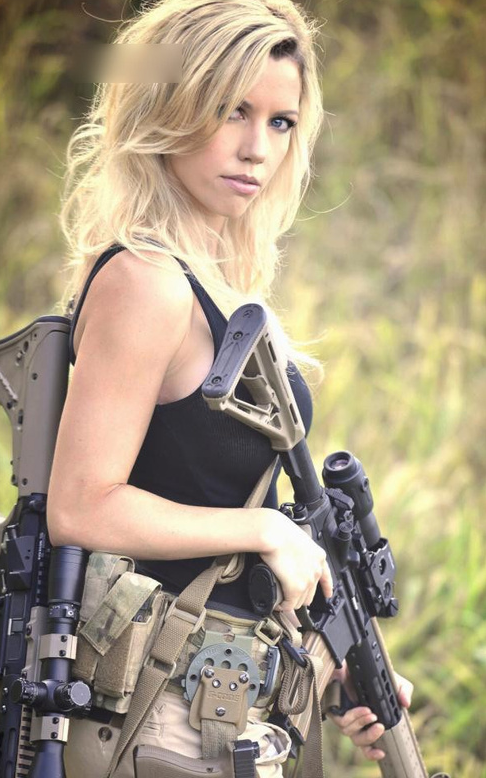 美国网友晒老婆在家玩枪照 画面很黄很暴力