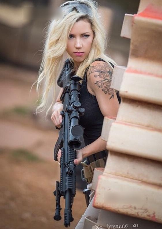 美国网友晒老婆在家玩枪照 画面很黄很暴力