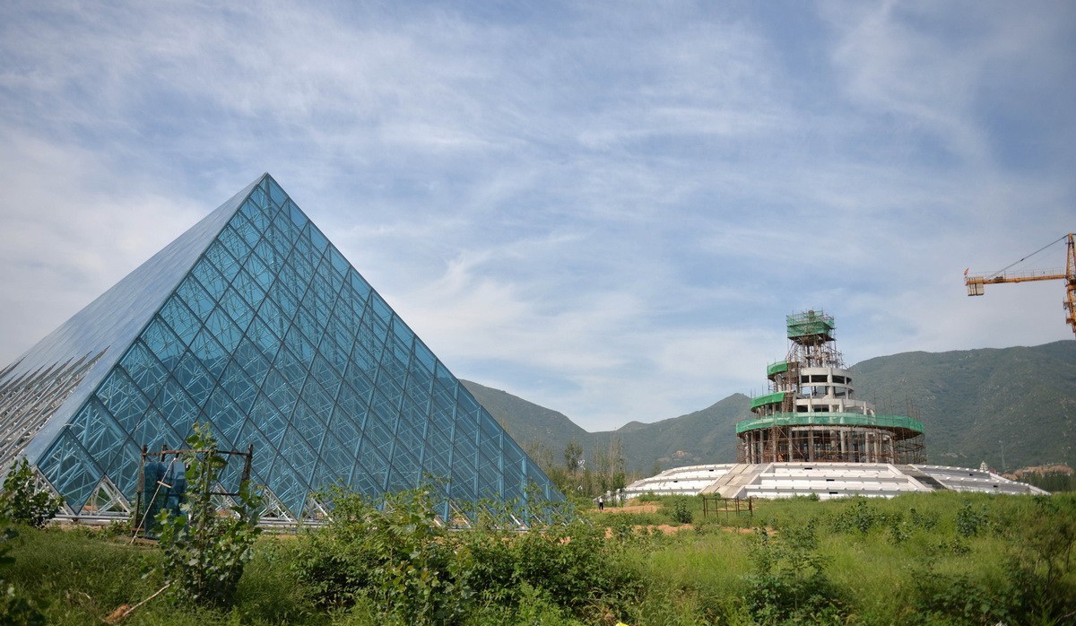 石家庄现1:1天坛卢浮宫:位于狮身人面像旁(图)