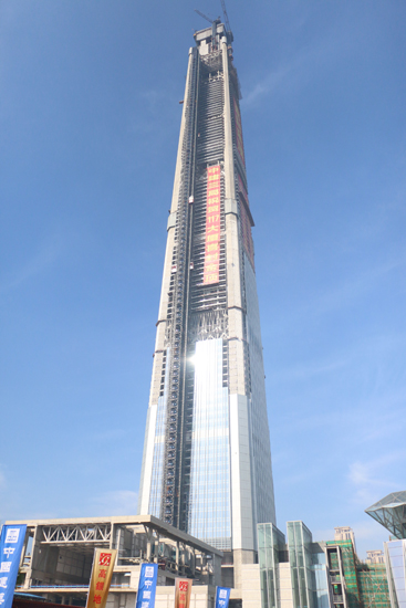 中国结构第一高楼成功加冕 高银117大厦顺利平顶
