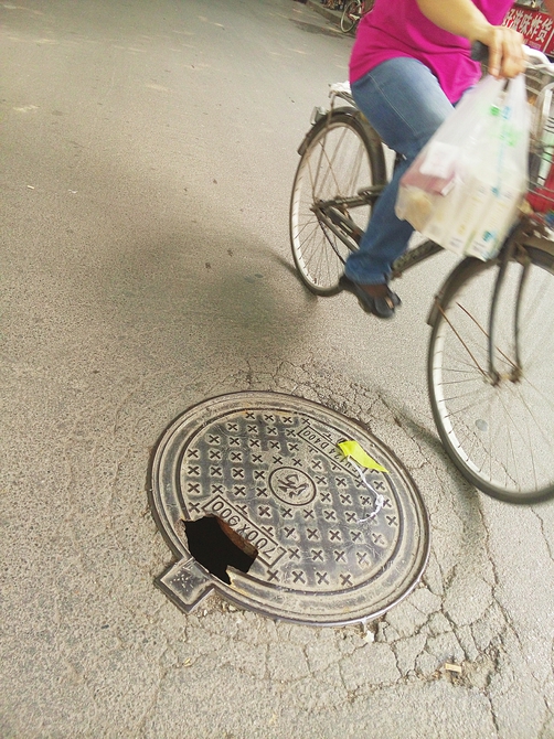 济南一600米路段 9个井盖有破洞