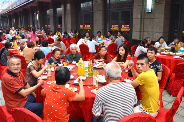 长江越领设中秋百家宴回馈业主 千余人赴会参加