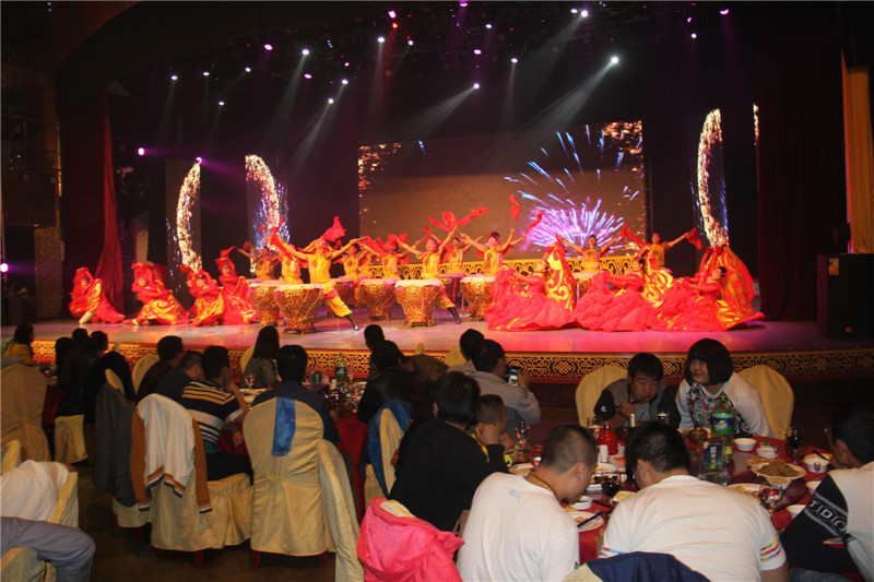 晚宴开始后,现场专业的蒙古舞蹈,呼麦,长调,马头琴等传统蒙古族节目的