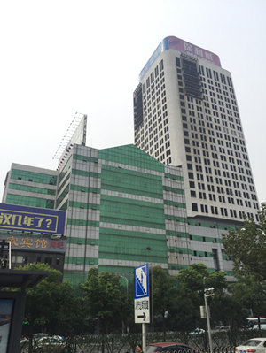 被网友戏称为武昌"最老"烂尾楼;近日,笔者获悉,该烂尾楼即绿洲广场