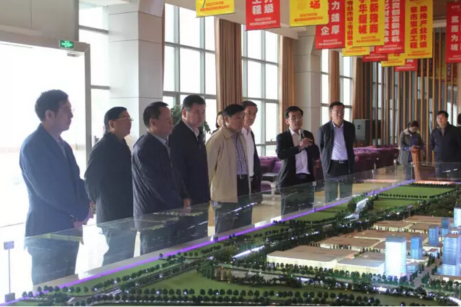 周口华耀城常务副总经理李兵为程宝山将军一行介绍项目沙盘