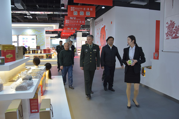 丁峰司令员一行首先对园区进行参观,并听取了张鑫经理,何福荣书记关于