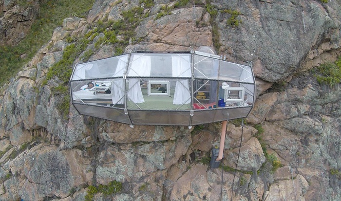吊在悬崖上的透明房子