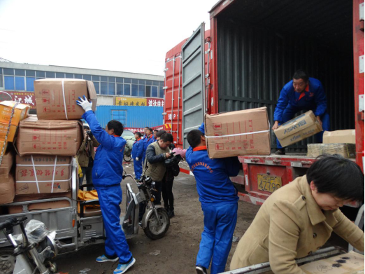 搬运工为商户搬运货物