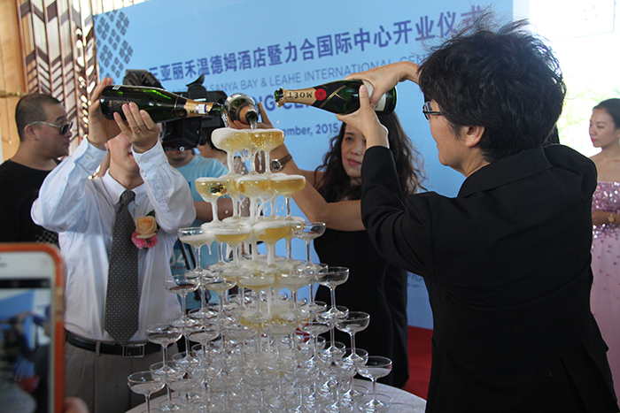 嘉宾为香槟塔注入源源香槟