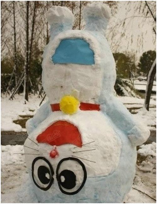 画风一转,哆啦a梦倒立在雪地里