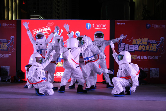 宇航员现场秀舞,嗨翻全场!