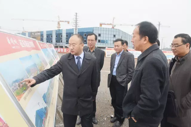 金浩主任重点询问了珠晖区老旧市场整治搬迁情况,总经理周楚政说道:"