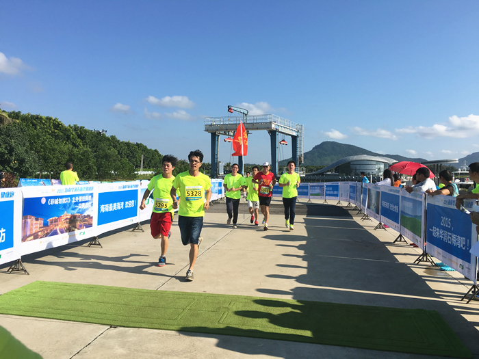 参赛者陆续冲向终点