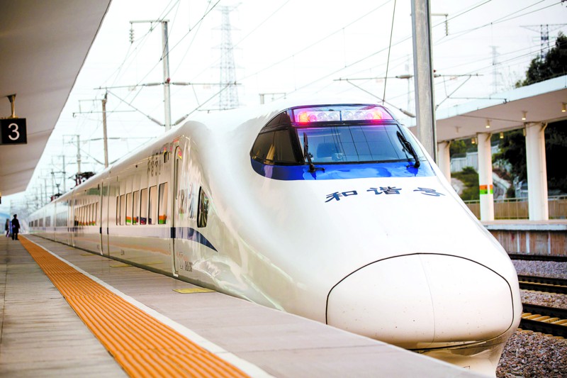 12月15日,一列刚到站的高铁停靠在三水南站站台.