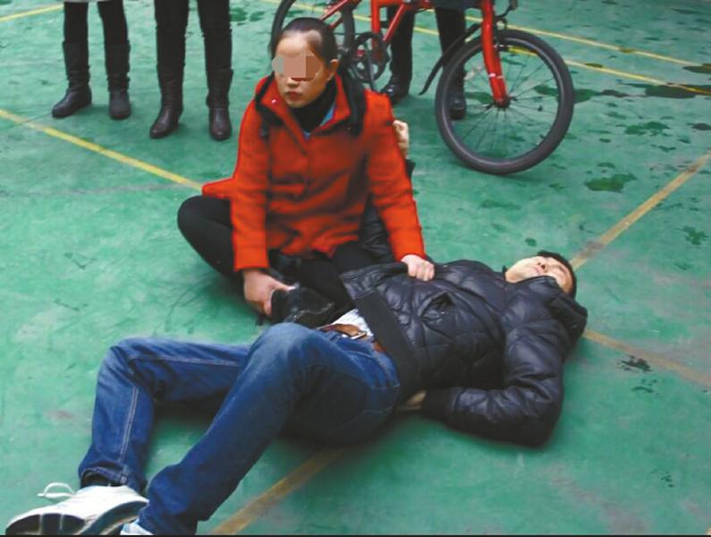 成都某小区解聘物管 业主大会遭砸场