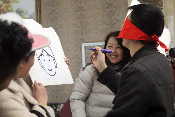 亲子互动游戏使现场顿时热闹起来,"蒙眼画鼻子""手忙脚乱瓜子大 """