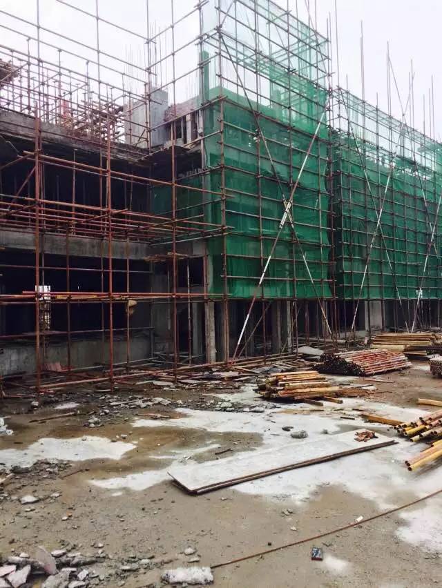 8栋三层板正在安装模板!