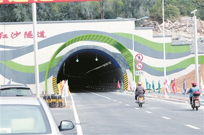 非机动车穿行红沙隧道,危险!