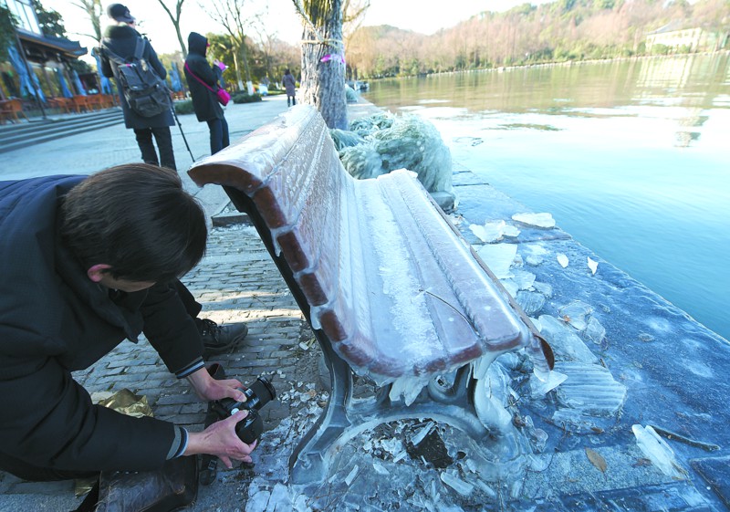 杭州 ▲1月25日,因湖水被大风拍打上岸后迅速冰冻,杭州西湖长桥边的