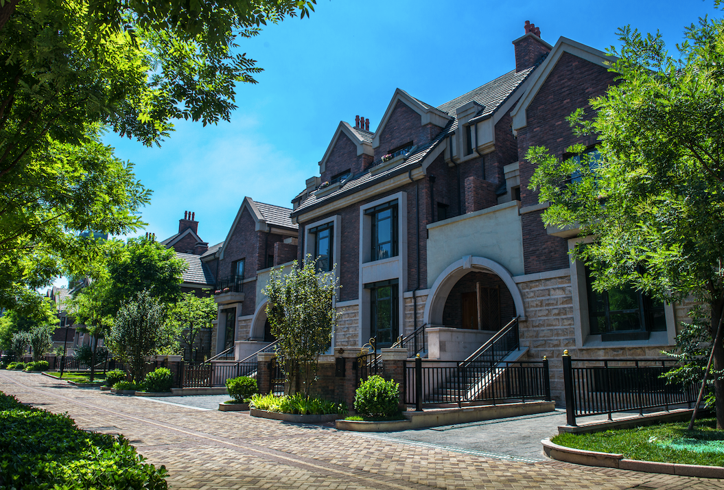 与厦门路交口,紧邻10万﹐塘沽二号生态水库,由71栋326套联排别墅构成