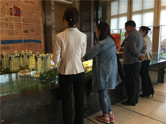 九洲城销售中心客户在了解沙盘