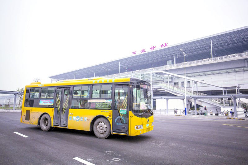 3月30日,一辆公交车驶入三水北站