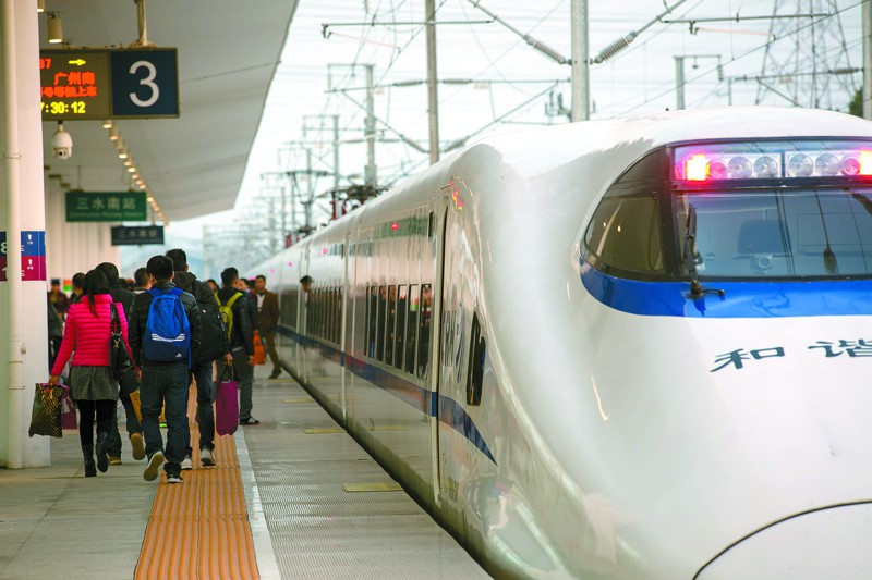 列车到达三水南站,旅客下车.