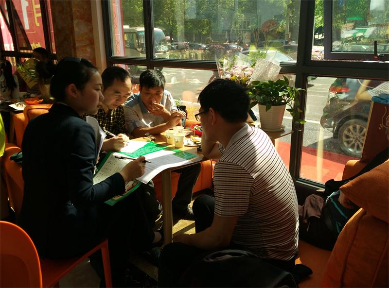 置业顾问被热情的客户们围绕着了解认筹情况