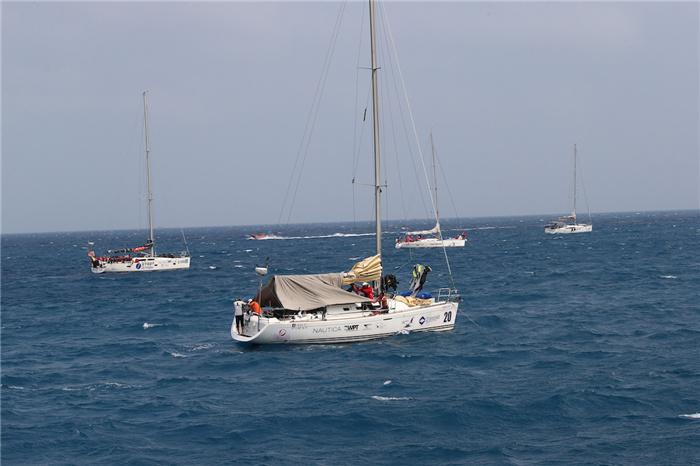 司南杯船队抵达西沙全富岛海域