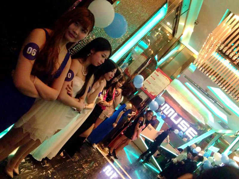 郴州昨夜发生大事!两美女在酒吧"大打出手"!