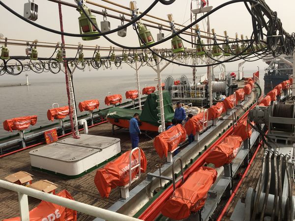 大连华丰远洋渔业公司两艘现代化鱿鱼钓船开航