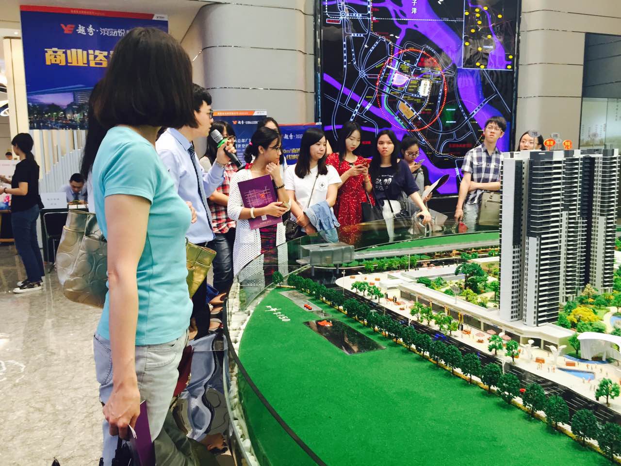 油画大师们围着沙盘听讲解