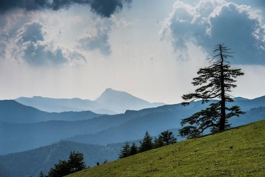 雲頂山風景區位於成都平原東北部,金堂縣境內龍泉山脈中段,面積67平方