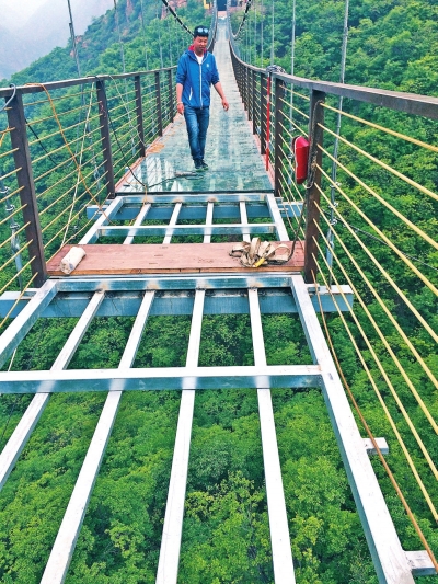 河南首座跨山玻璃桥月底建成 全长200多米