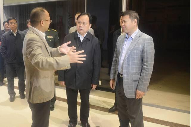 衡阳华耀城总经理周楚政向周农书记介绍3号馆样板间及搬迁优惠政策