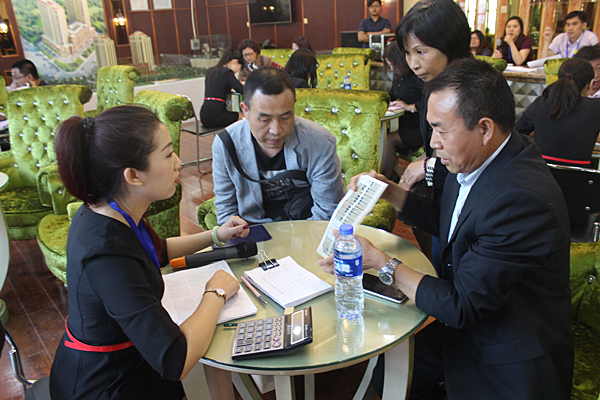 置业顾问为客户讲解