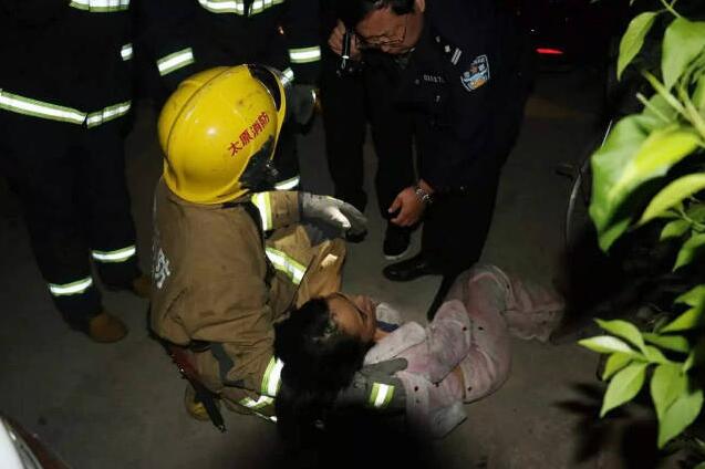 指挥员当即决定,出水灭火的同时,一组战士在楼外和住户沟通,确定老人