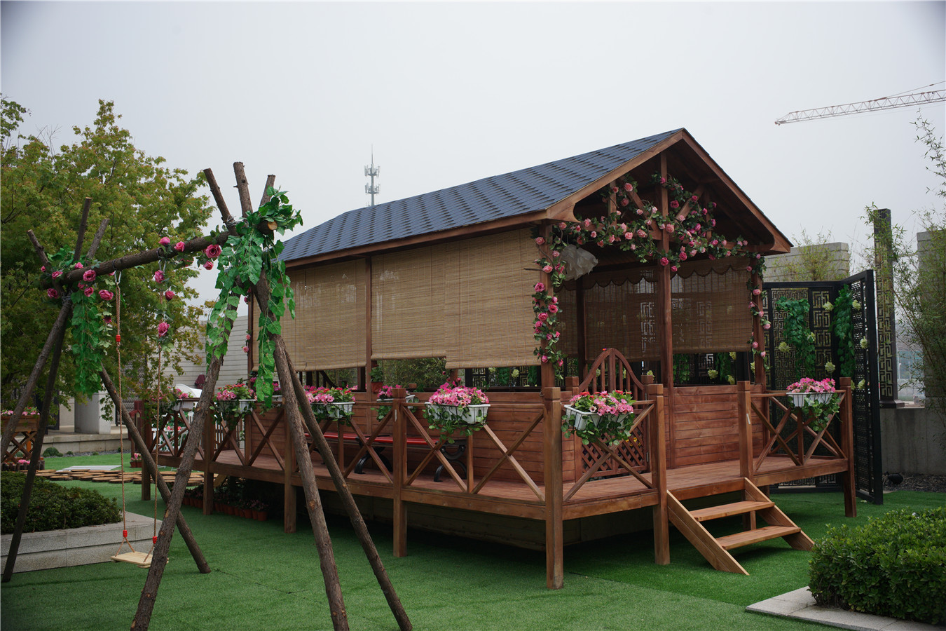 前往样板间的路径中有约5米长的蔷薇花廊和绿植迷宫,森林花房等装置