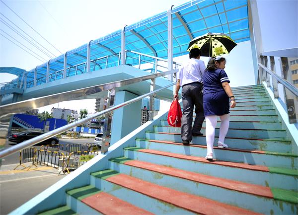 济南纬十二路过街天桥投入使用