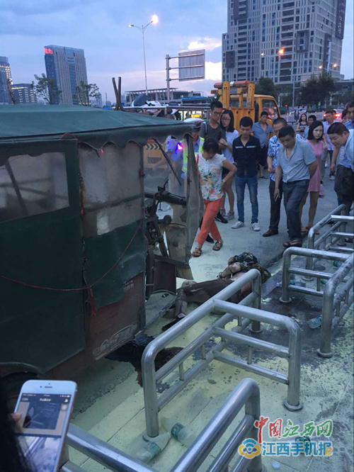 南昌红谷滩万达广场一三轮车着火 司机被送往医院