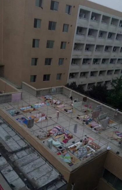 大学生室外走廊上"裸睡"避暑 女生害羞不敢看