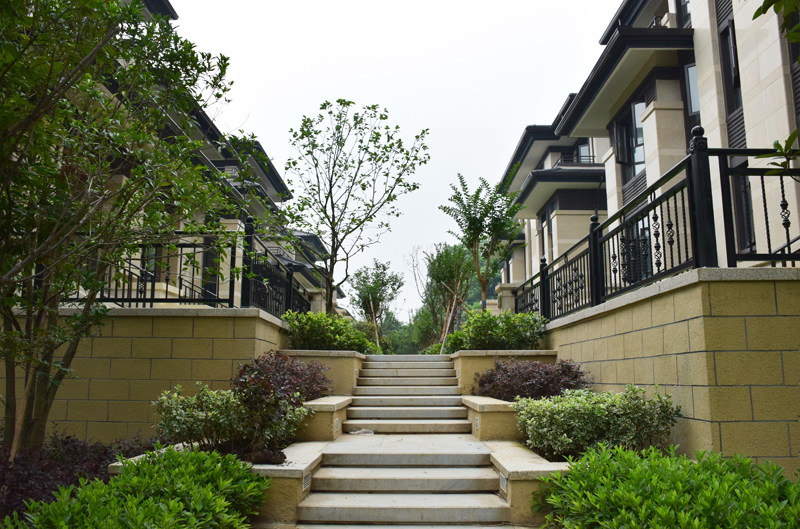 落于绍兴柯桥,以独具特色的英伦风情和美式赖特风情混合式高端别墅区