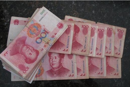 河里飘起近十万元百元大钞 市民争相围观打捞