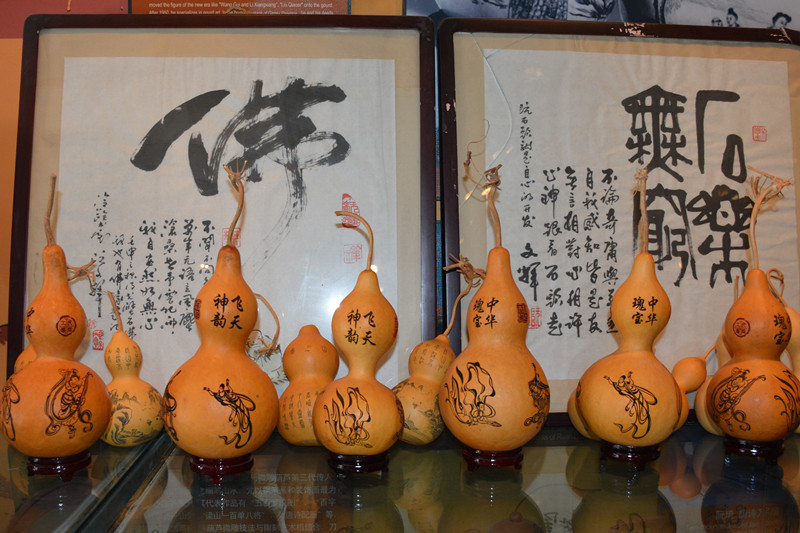 是中国传统工艺美术大师,阮氏艺术第四代传人,雕刻葫芦非遗传承人阮琳