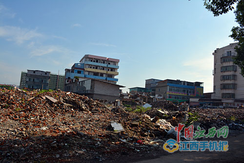 村庄,臭气熏天,苍蝇乱飞,这是18日记者在青山湖区南镇小区看到的情景