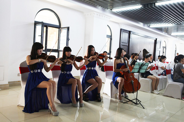 暖场环节——优雅的小提琴演奏